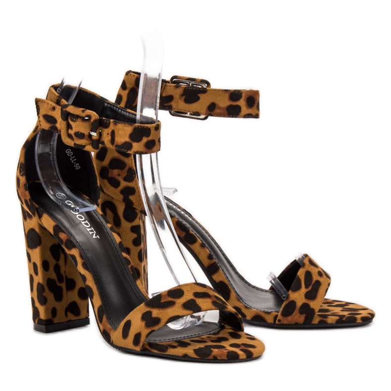 Goodin Sandálias em um bar marrom 1