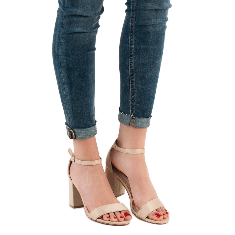 Sandálias VICES em uma postagem marrom 2