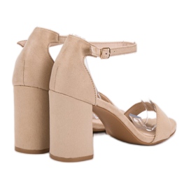 Sandálias VICES em uma postagem marrom 1