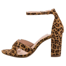 Ideal Shoes Sandálias em um bar castanho 2