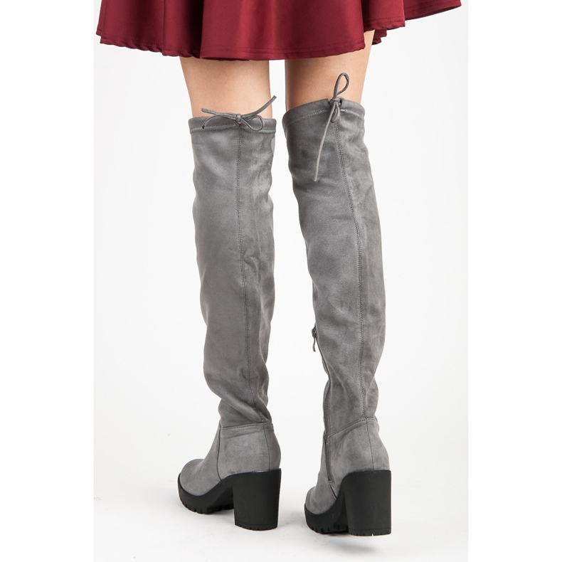 Vices Mosqueteiros de camurça em um pilar cinza 1