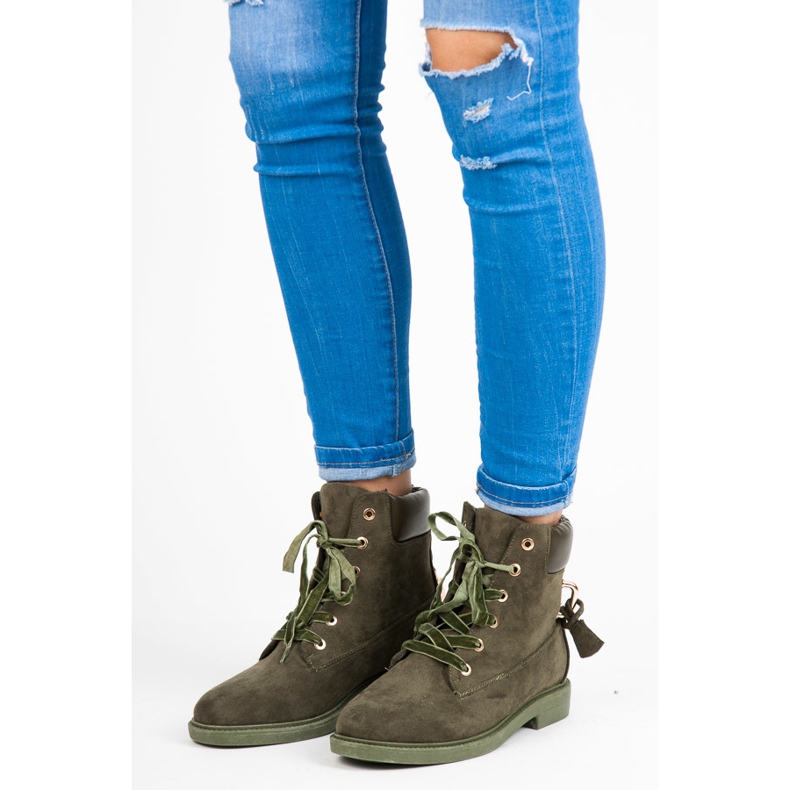 Ideal Shoes Trabalhadores de camurça amarrados com uma fita verde 1 Ideal Shoes Trabalhadores de camurça amarrados com uma fita verde 1
