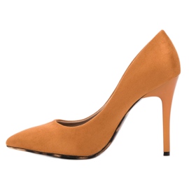 Erynn Bombas em um pino laranja 1