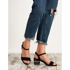 SDS Sandálias em um bar preto 1