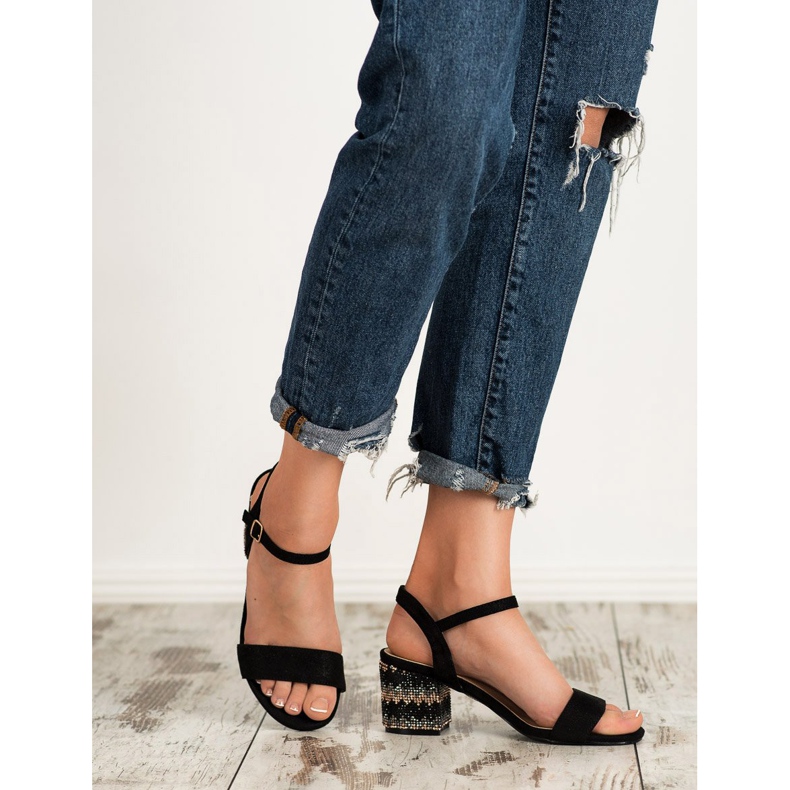 SDS Sandálias em um bar preto 1