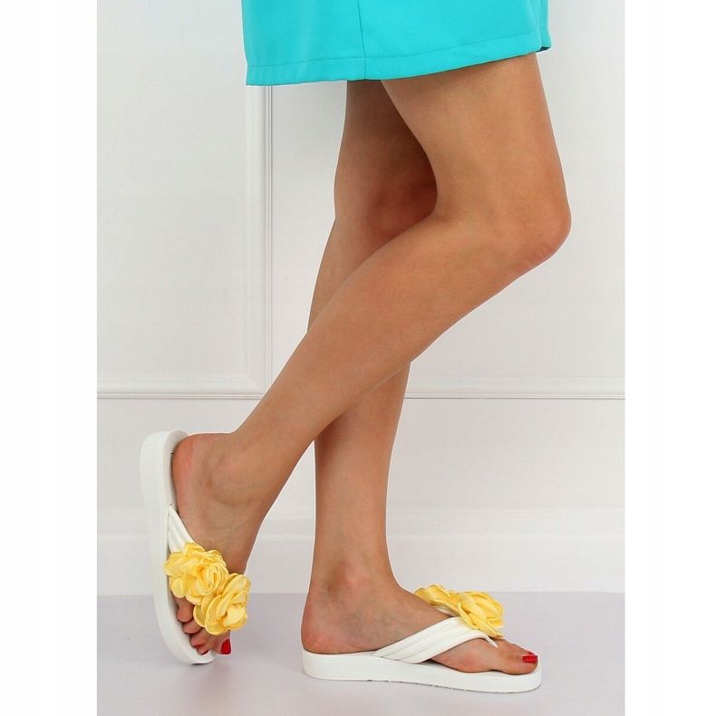 Chinelos brancos TS-33 brancos amarelo 2
