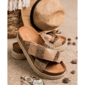 Vices Chinelos têxteis na plataforma marrom 2