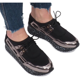 Tênis esportivos pretos na plataforma Calixte 1