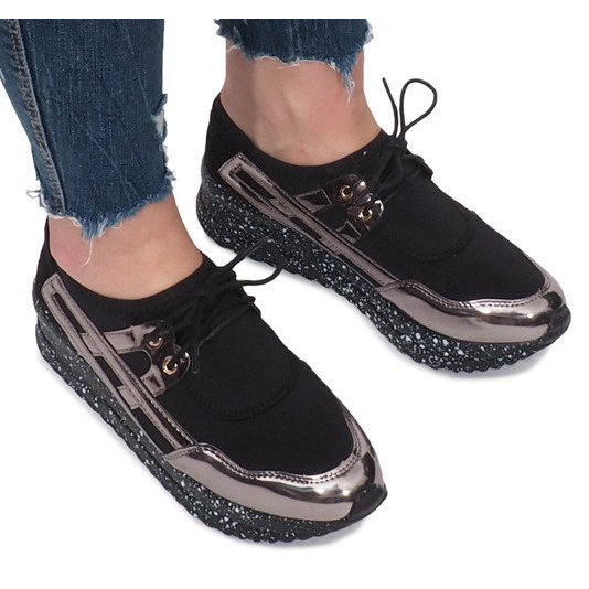 Tênis esportivos pretos na plataforma Calixte 1