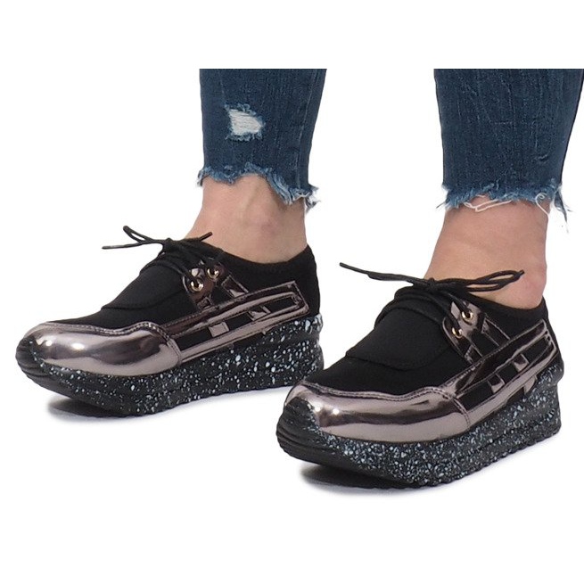 Tênis esportivos pretos na plataforma Calixte 2