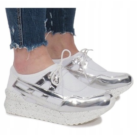 Tênis esportivos brancos na plataforma Calixte 1