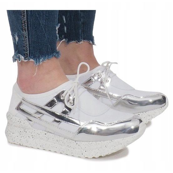 Tênis esportivos brancos na plataforma Calixte 1