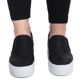 Tênis preto perfurado em uma cunha Rockvale 1