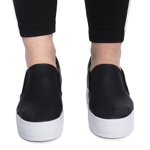 Tênis preto perfurado em uma cunha Rockvale 1