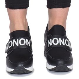 Tênis esportivos pretos na cunha Monon 1