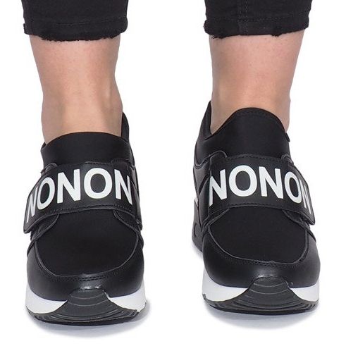 Tênis esportivos pretos na cunha Monon 1