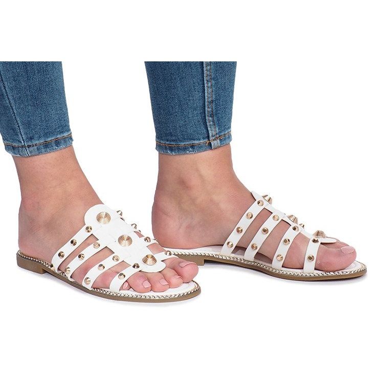 Chinelos brancos com tachas Rabelle 1