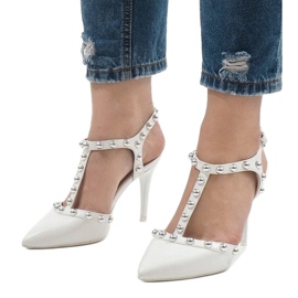 Saltos lacados a branco com tachas B-57 1
