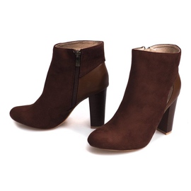 Botas de camurça marrom em um pilar com zíper 2