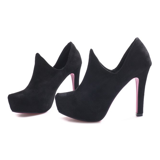 Botins pretos de Gisèle 2 Botins pretos de Gisèle 2