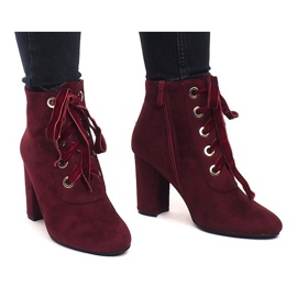 Botas amarradas em um poste 168-138 vermelho 1 Botas amarradas em um poste 168-138 vermelho 1