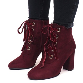 Botas amarradas em um poste 168-138 vermelho 2 Botas amarradas em um poste 168-138 vermelho 2