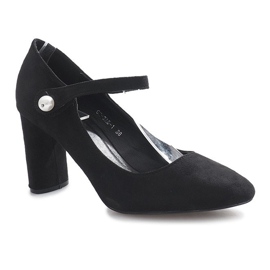 Sapatos pretos no posto Milaya 1