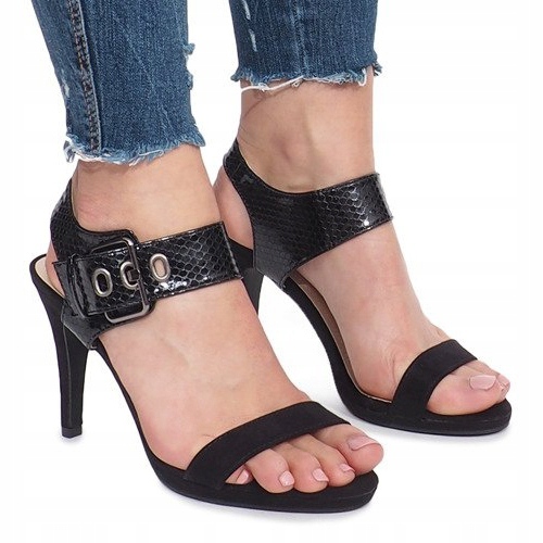Sandálias pretas em um poste de Colier preto 2