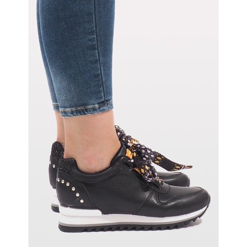 Tênis esportivos pretos na cunha G-124 2