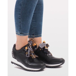 Tênis esportivos pretos na cunha G-124 1