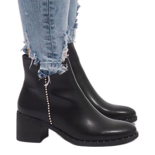 Botas pretas isoladas com tachas NC268 preto 1