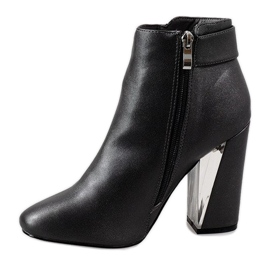 Botas cinza no poste MJ1515 1 Botas cinza no poste MJ1515 1