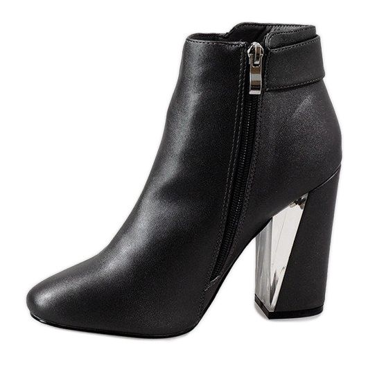 Botas cinza no poste MJ1515 1 Botas cinza no poste MJ1515 1