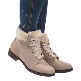 Botas com cordão bege isoladas C-7100 1