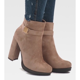 Botas rosa na postagem J-8682 1