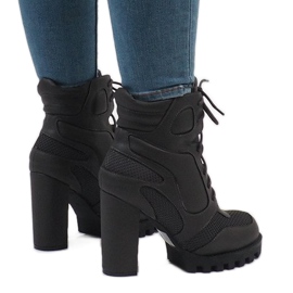Botas cinza isoladas no posto 9132-5 1