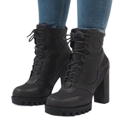 Botas cinza isoladas no posto 9132-5 2