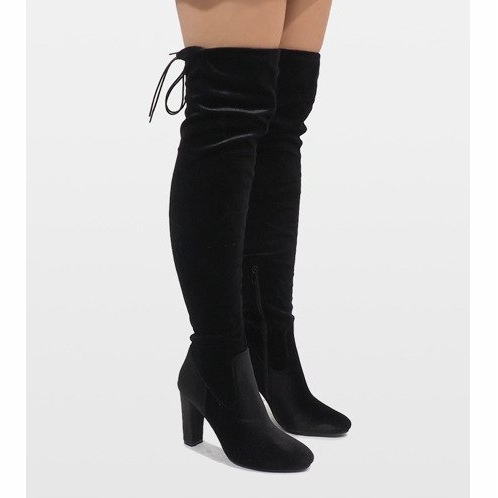 Botas de veludo preto no pilar E-4902 1