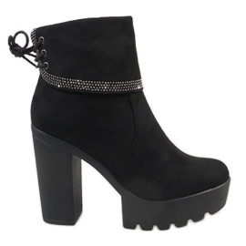 Botas pretas isoladas S80 no poste preto 1