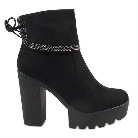Botas pretas isoladas S80 no poste preto 1