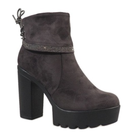 Botas cinza isoladas no poste S80 1 Botas cinza isoladas no poste S80 1