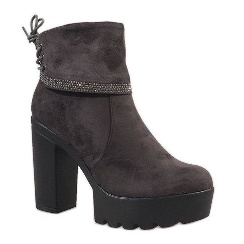 Botas cinza isoladas no poste S80 1 Botas cinza isoladas no poste S80 1