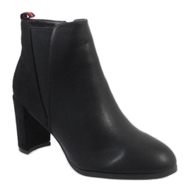 Botins pretos no poste A5580 1