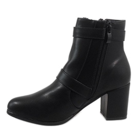 Botins pretos no poste F819 1