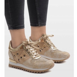 Tênis dourados na cunha G-127 1