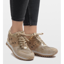 Tênis dourados na cunha G-127 2