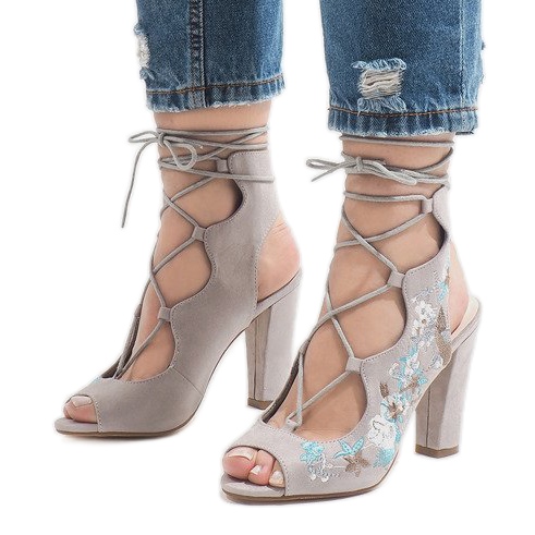 Botas cinza abertas no posto 1610-223 1