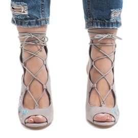 Botas cinza abertas no posto 1610-223 2