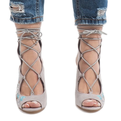 Botas cinza abertas no posto 1610-223 2