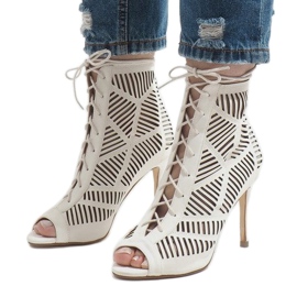 Botas brancas em um pino 1610-225 branco 1